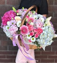 Цветочная композиция из Розы, Хризантемы, Пионы и Лизиантусы в корзине #REPLACE_PRED# Рогатой Балке