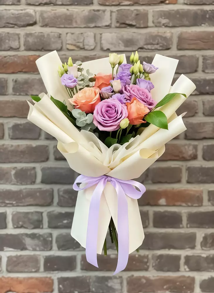 Букет цветов из: Лизиантусы и Розы в Рогатой Балке