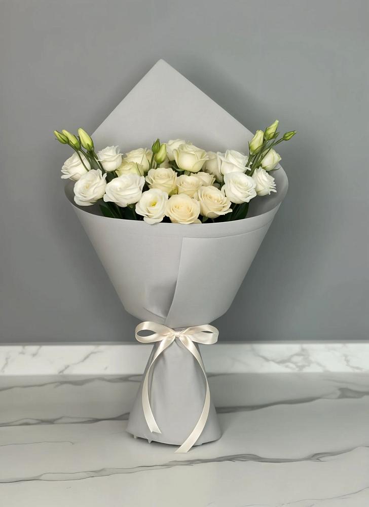 Букет цветов из: Розы и Лизиантусы в Рогатой Балке