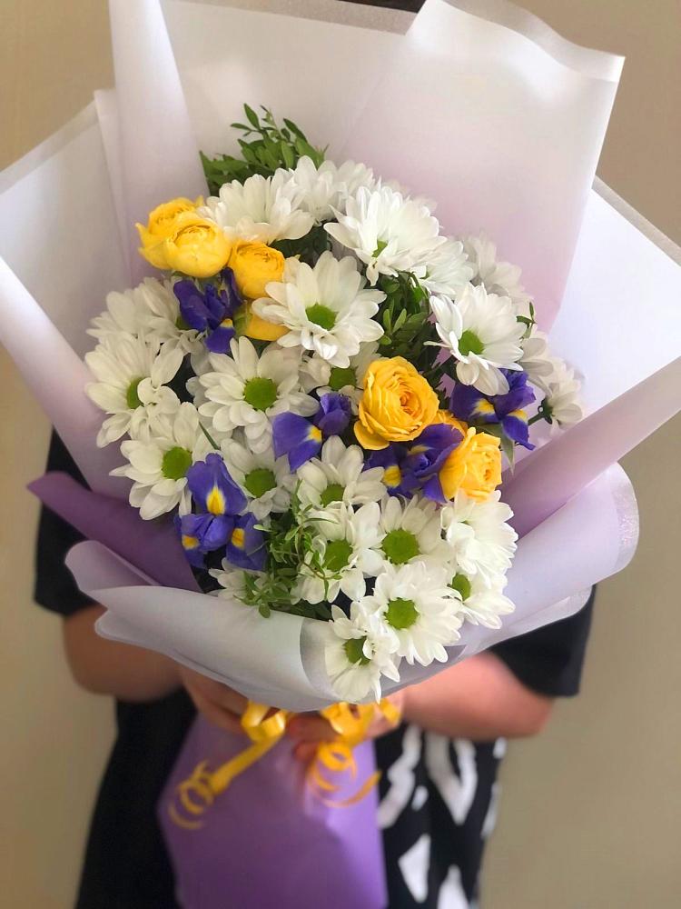 Букет цветов из: Ирисы, Хризантемы и Розы в Рогатой Балке