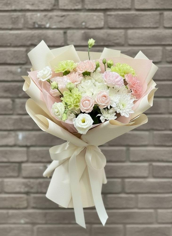 Букет цветов из: Гвоздики, Розы, Лизиантусы и Хризантемы в Рогатой Балке