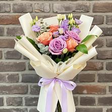 Букет цветов из:  Лизиантусы и Розы в Рогатой Балке