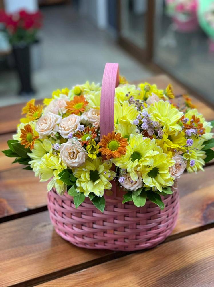 Цветочная композиция из Хризантемы и Розы в корзине в Рогатой Балке