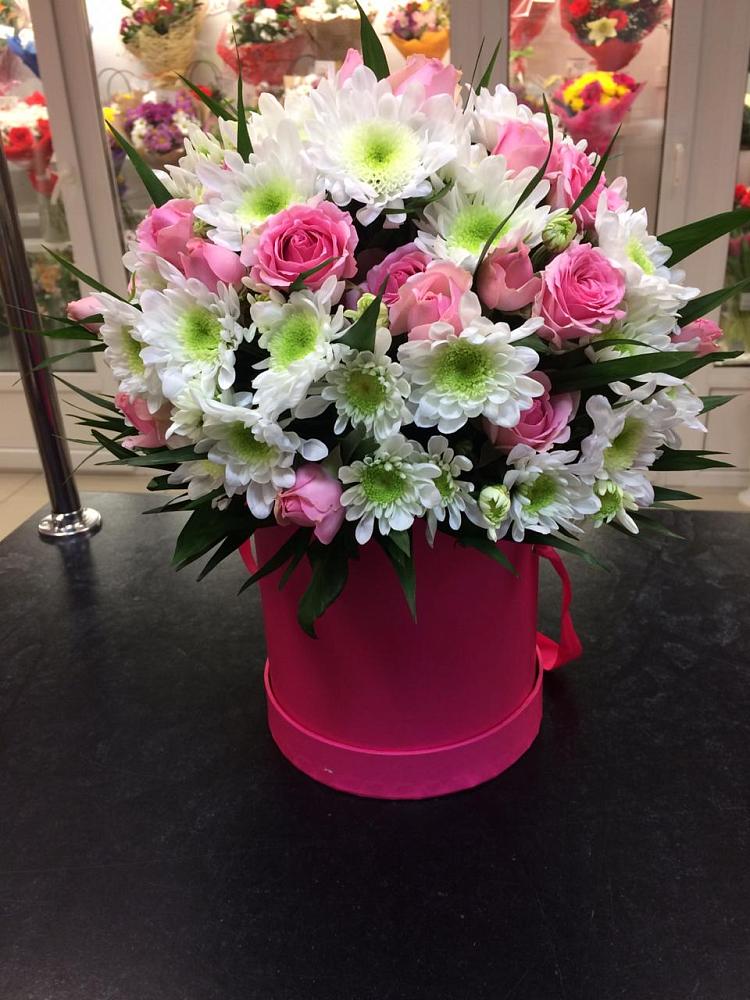 Цветочная композиция из Розы и Хризантемы в шляпной коробке в Рогатой Балке