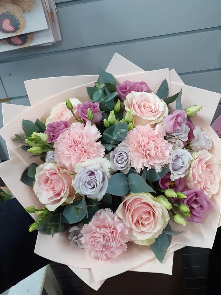 Букет цветов из: Розы, Гвоздики и Лизиантусы в Рогатой Балке