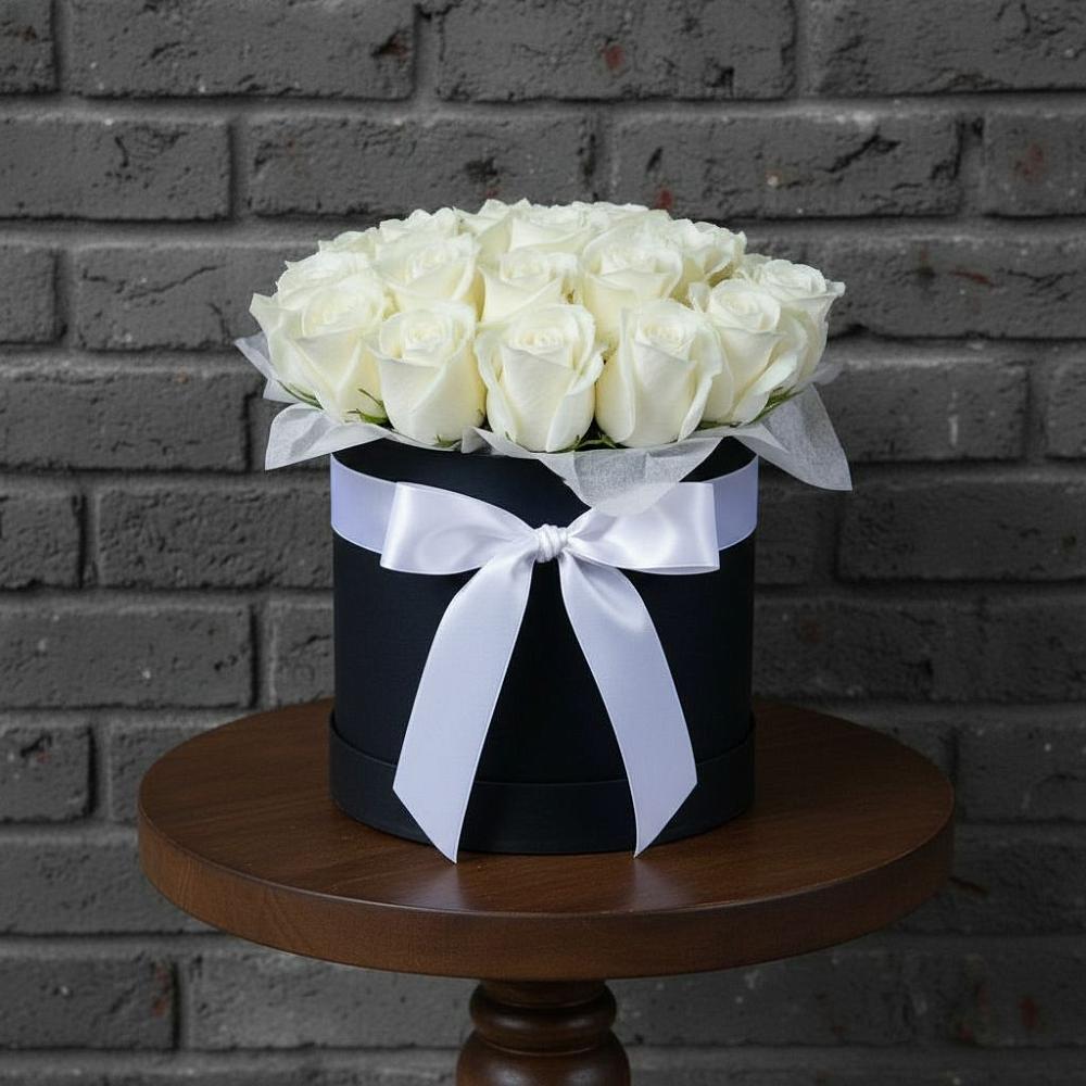 Цветочная композиция из Розы в шляпной коробке в Рогатой Балке